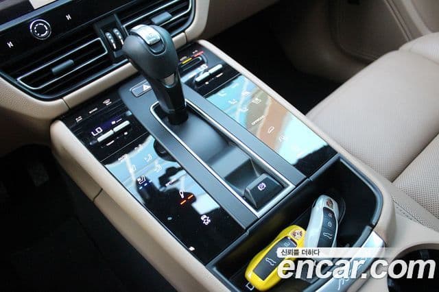 Porsche Macan 2022 — Photo 17/20