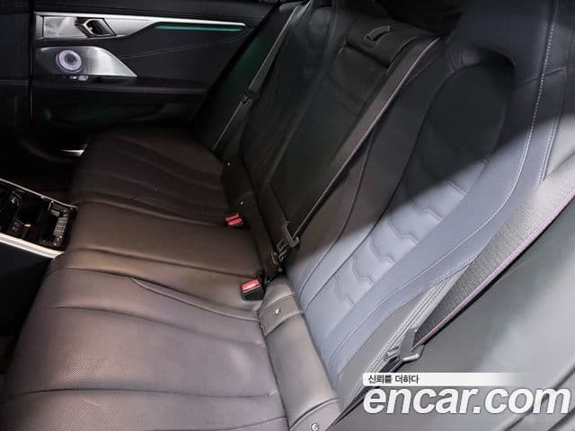 BMW 8 Series 2025 — фото 13 из 14