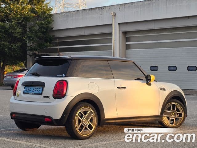 Mini Cooper Electric 2023 — ფოტო 13/20