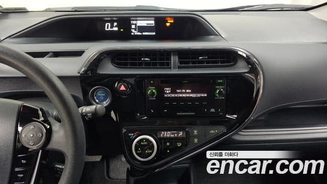 Toyota Prius C 2018 — ფოტო 13/20