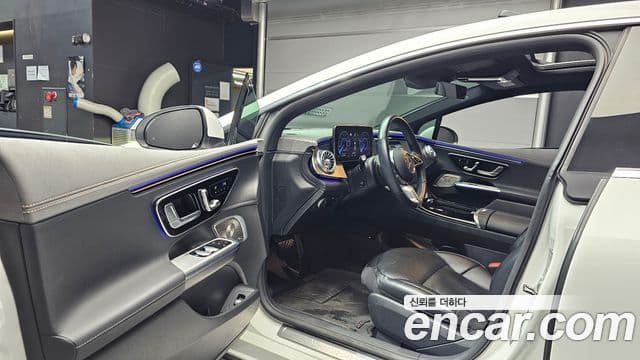Mercedes-Benz EQE 2022 — ფოტო 26/33