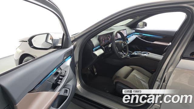BMW 5 Series 2025 — ფოტო 10/20