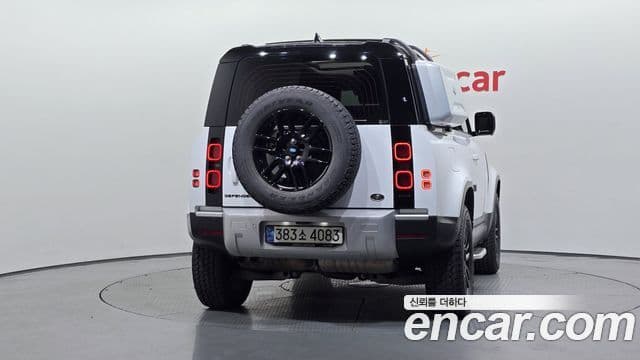 Land Rover Defender 2021 — Photo 27/33