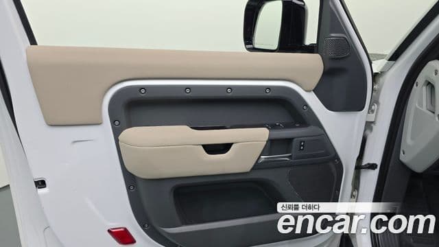 Land Rover Defender 2021 — Photo 32/33