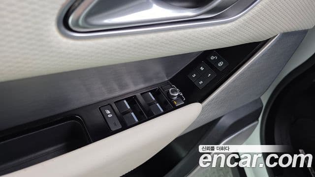 Land Rover Range Rover Velar 2018 — Photo 12/20
