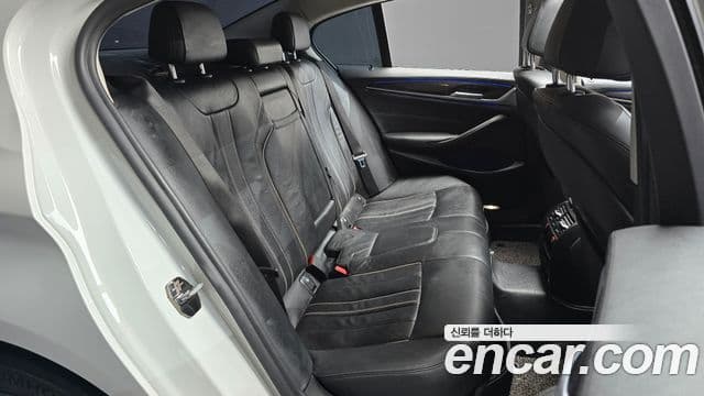 BMW 5 Series 2018 — Фото 11/20