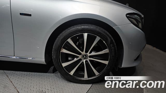 Mercedes-Benz E-Class 2019 — Photo 7/34