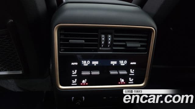 Porsche Cayenne 2023 — Photo 9/34