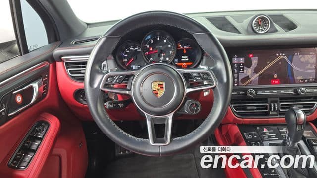 Porsche Macan 2021 — ფოტო 13/20