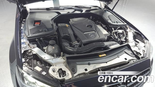 Mercedes-Benz E-Class 2022 — Photo 9/20