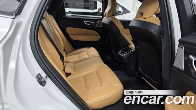 Volvo XC60 2022 — Фото 11/20