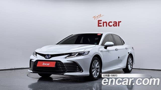 Toyota Camry 2023 — ფოტო 2/30