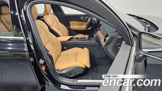 Volvo S60 2022 — Фото 8/20