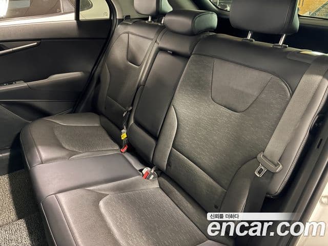 Kia Niro 2022 — ფოტო 8/13