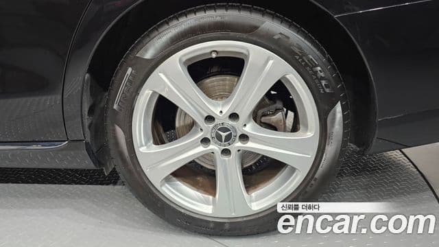 Mercedes-Benz E-Class 2018 — Photo 14/30