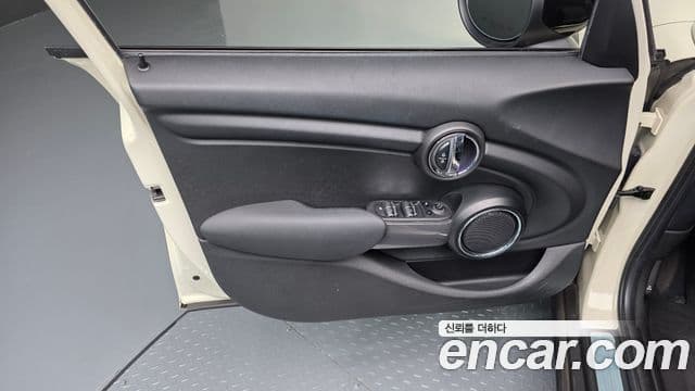 Mini Cooper 2021 — Şəkil 17/33