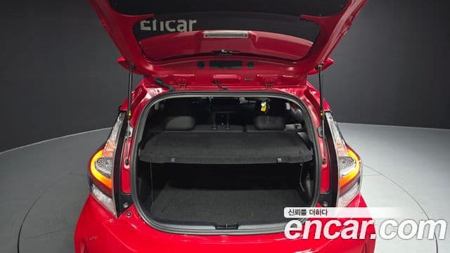 Toyota Prius C 2019 — Şəkil 15/31