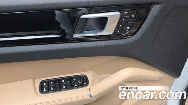Porsche Cayenne 2023 — Photo 28/30