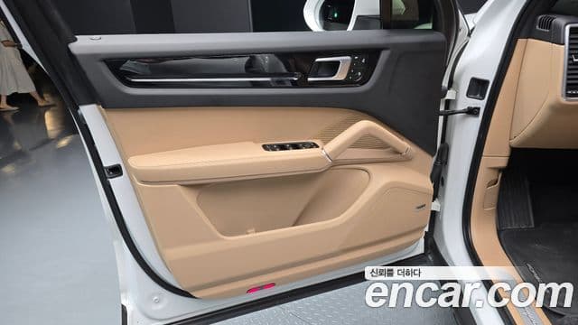 Porsche Cayenne 2023 — Photo 2/30