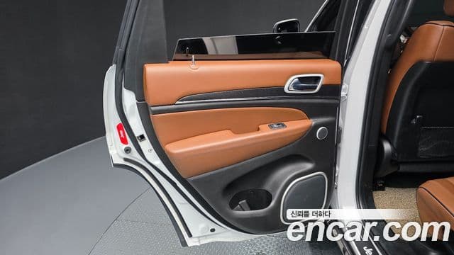 Jeep Grand Cherokee 2020 — ფოტო 2/34