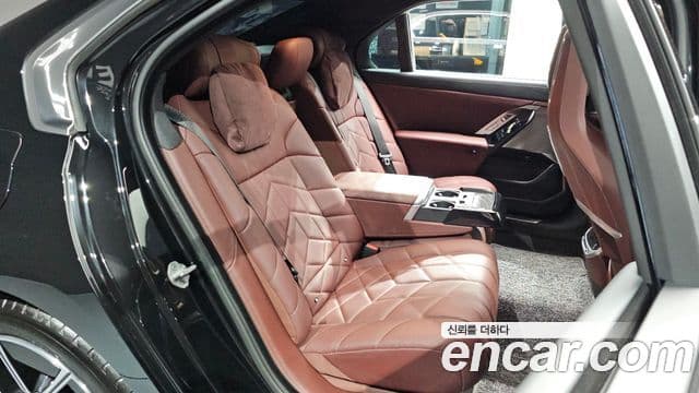 BMW 7 Series 2025 — Photo 24/36