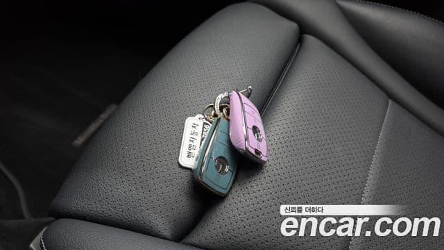 Mercedes-Benz EQC 2020 — ფოტო 15/34