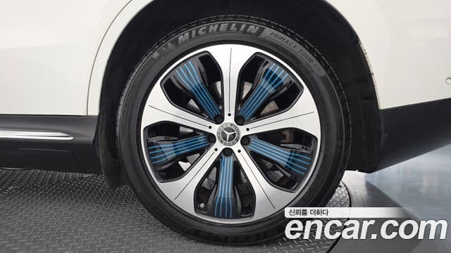 Mercedes-Benz EQC 2020 — ფოტო 30/34