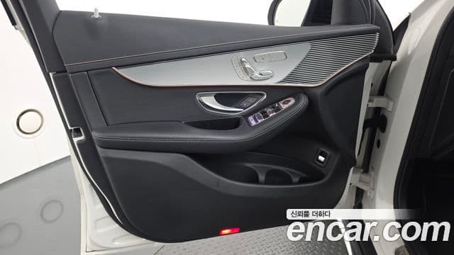Mercedes-Benz EQC 2020 — ფოტო 28/34