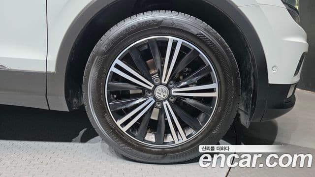 Volkswagen Tiguan 2019 — Şəkil 32/34