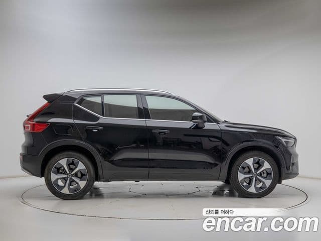 Volvo XC40 2023 — ფოტო 11/19