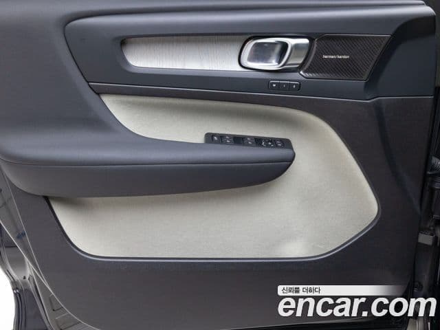 Volvo XC40 2023 — ფოტო 13/19