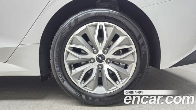 Kia K5 2022 — ფოტო 27/30
