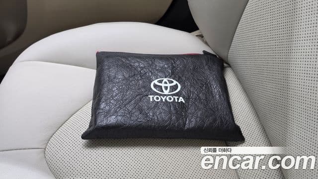 Toyota Camry 2024 — ფოტო 32/34