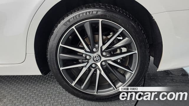 Toyota Camry 2024 — ფოტო 17/34
