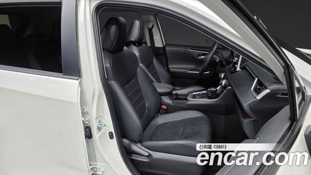 Toyota RAV4 2020 — ფოტო 13/37
