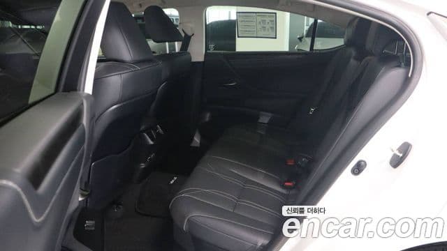 Lexus ES300h 2024 — ფოტო 8/17