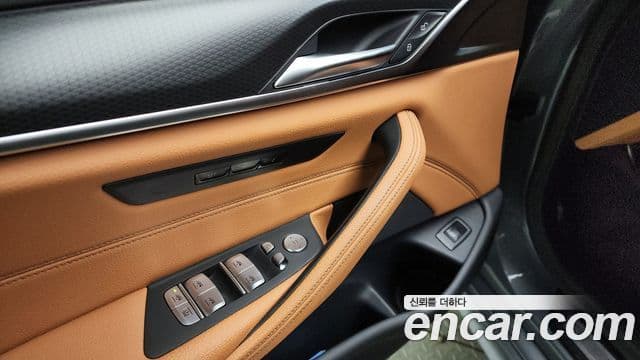 BMW 5 Series 2023 — фото 11 из 20
