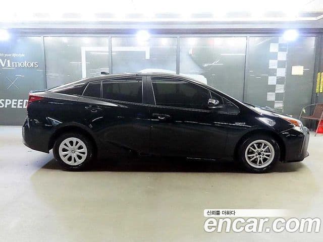 Toyota Prius 2022 — Şəkil 10/19