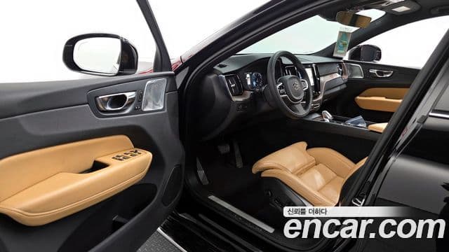Volvo XC60 2021 — ფოტო 10/20