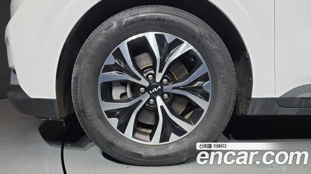 Kia Carnival 2023 — ფოტო 5/20