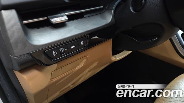 Kia Carnival 2023 — ფოტო 16/20