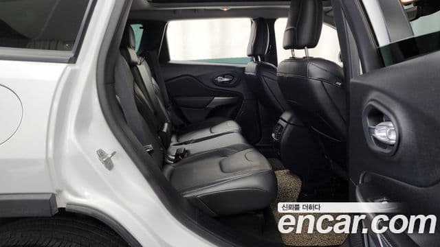 Jeep Cherokee 2022 — ფოტო 12/20