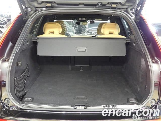 Volvo XC60 2022 — ფოტო 4/20