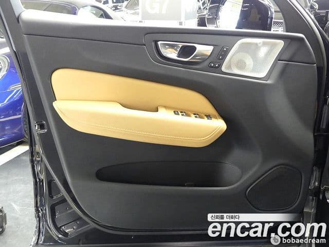 Volvo XC60 2022 — ფოტო 11/20