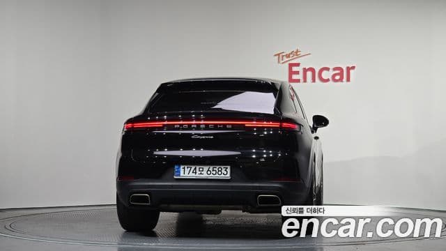 Porsche Cayenne 2023 — ფოტო 4/20