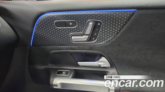 Mercedes-Benz GLB-Class 2025 — Photo 9/18