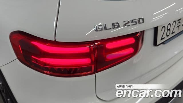 Mercedes-Benz GLB-Class 2025 — Photo 3/18