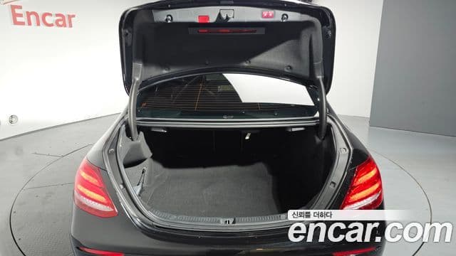 Mercedes-Benz E-Class 2020 — Photo 21/21
