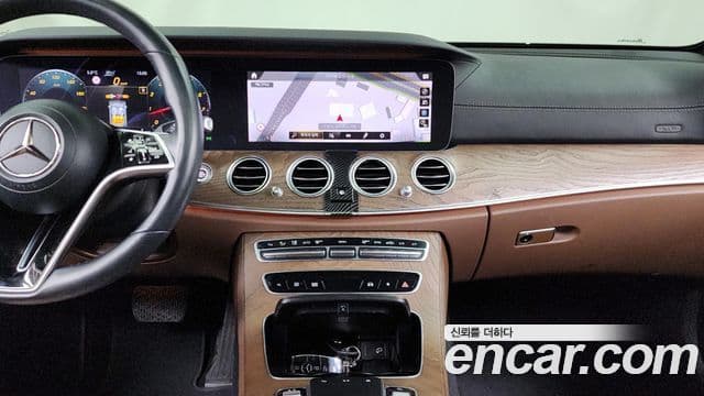 Mercedes-Benz E-Class 2020 — ფოტო 6/20