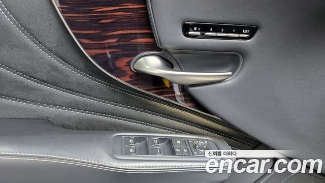 Lexus LS500 2021 — фото 18 из 20